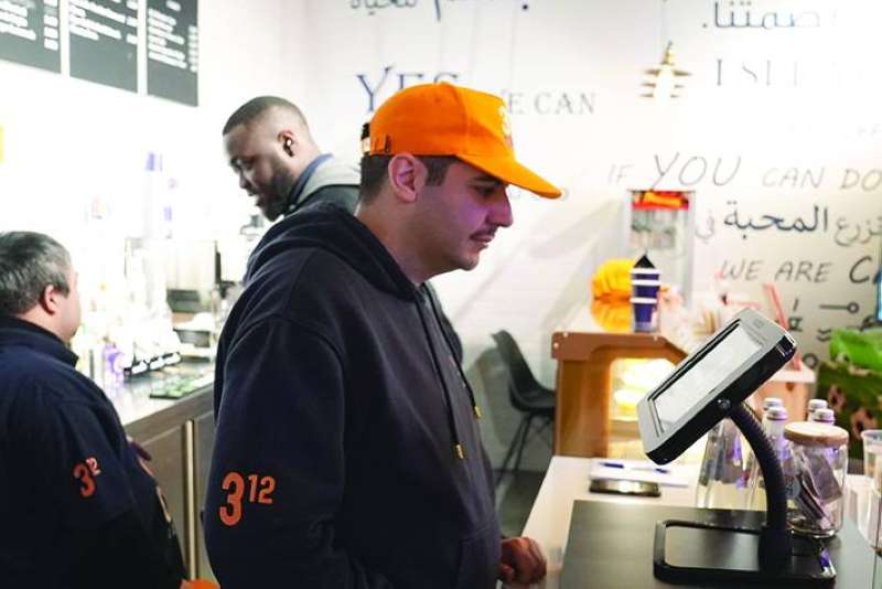 
 دقة في العمل وسط أجواء إيجابية
