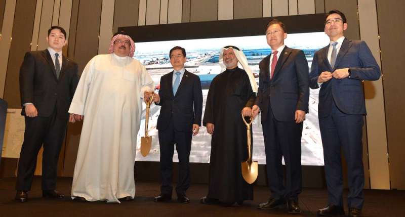 جانب من الاحتفال بوضع حجر الأساس (تصوير سعود سالم)