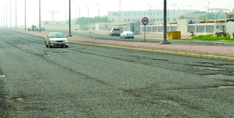 
دعوة لتعزيز ميزانية صيانة الطرق 	 (تصوير سعود سالم)
