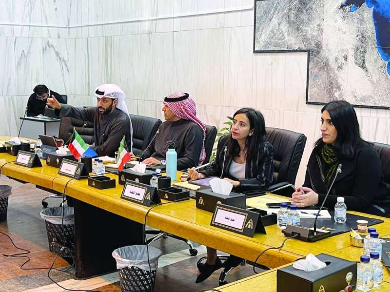 
من اجتماع لجنة الأحمدي
