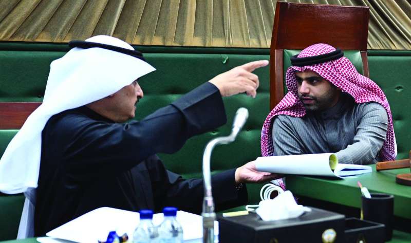 
أحمد المنفوحي وعبدالله المحري في نقاش خلال الجلسة الرئيسية 	(تصوير نايف العقلة)
