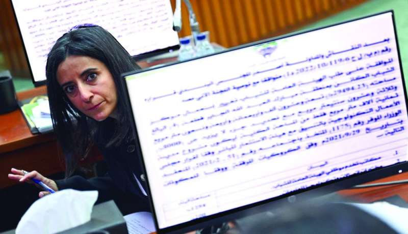 
شريفة الشلفان أثناء المناقشة
