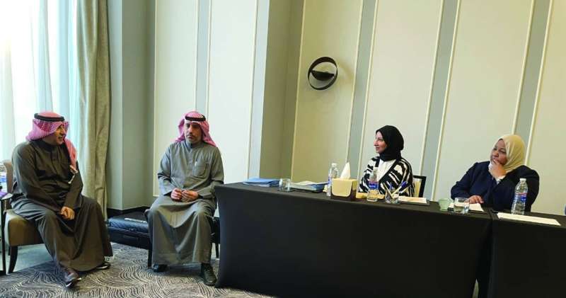 السفير الديحاني خلال لقائه وفد وزارة الصحة