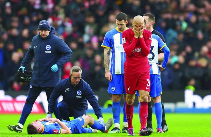 فابينيو يخفي وجهه بعد ارتكابه الخطأ 