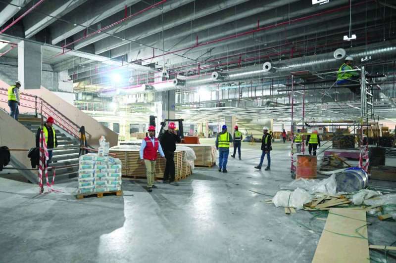 جانب من التشطيبات النهائية لإحدى صالات المشروع