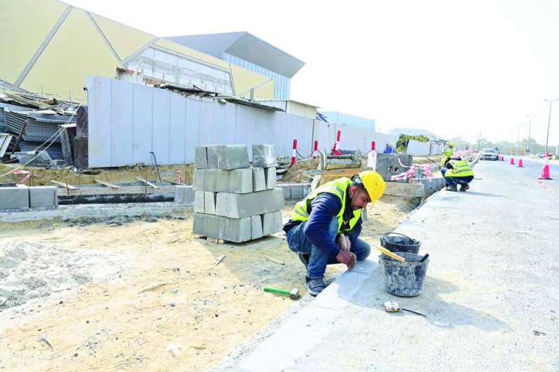 
أعمال في الساحات الخارجية المحيطة بالمجمع