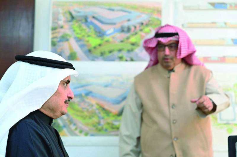  المنفوحي مستمعاً لشرح عن المشروع 