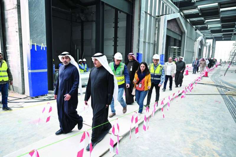 
المنفوحي والمرزوق ووفدا البلدية والمجموعة في أحد مرافق المشروع