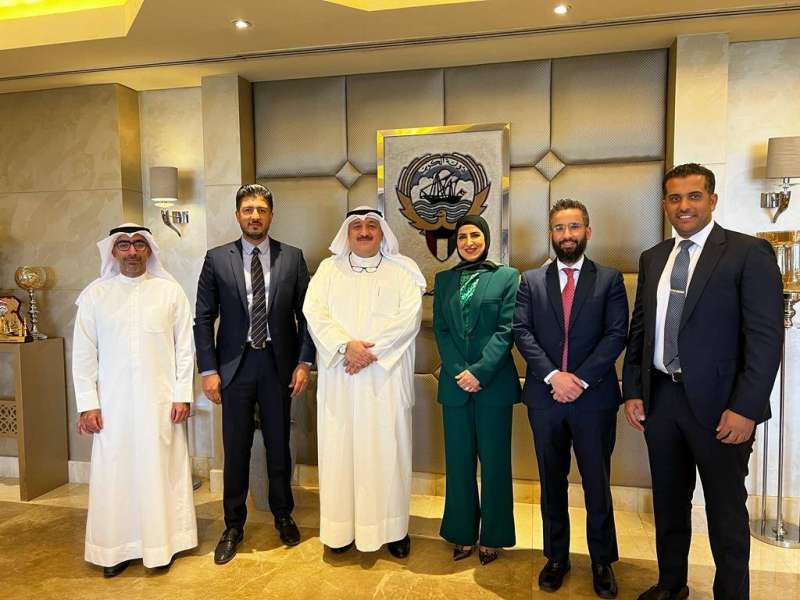 وزير الصحة مستقبلا ممثلي جمعية الجراحين