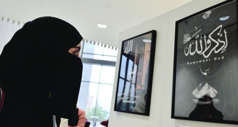  إحدى الطالبات في معرض اللوحات المشاركة