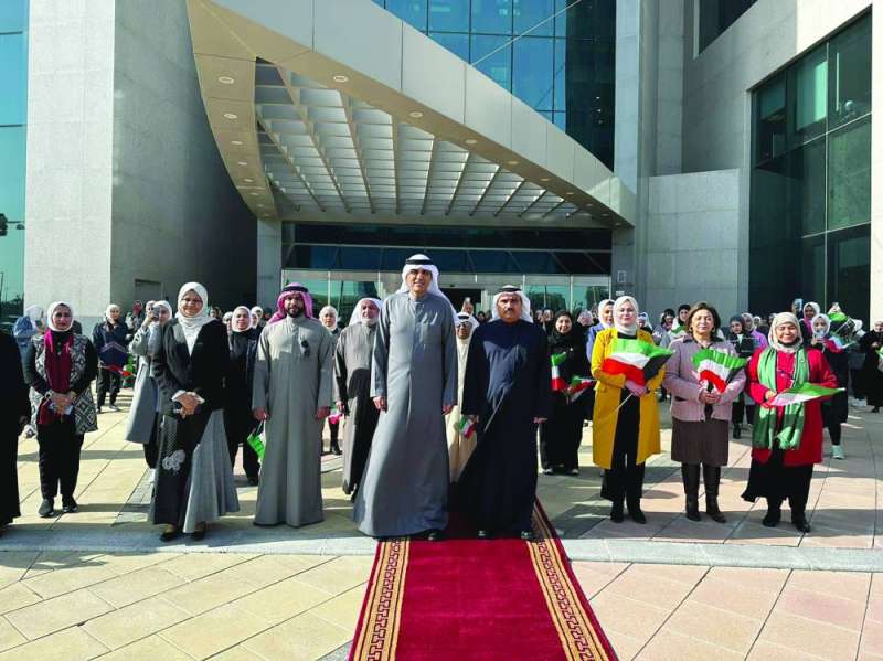 البرجس وقياديو الهيئة خلال مراسم رفع العلم أمام مقرها