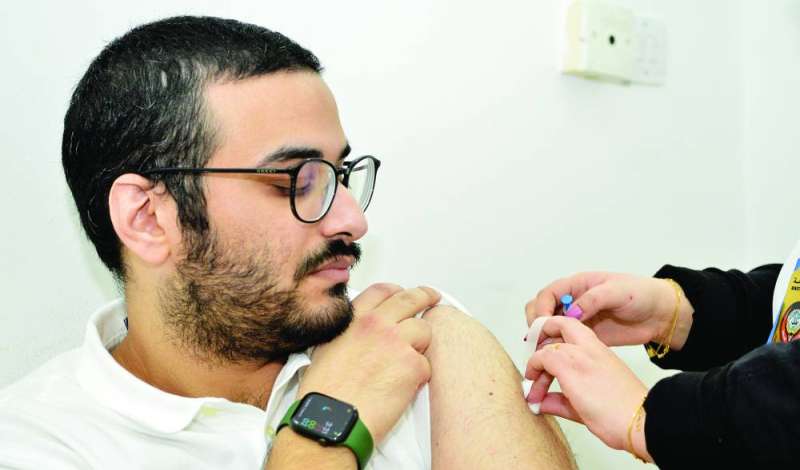 
أحد أوائل متلقي اللقاح أمس