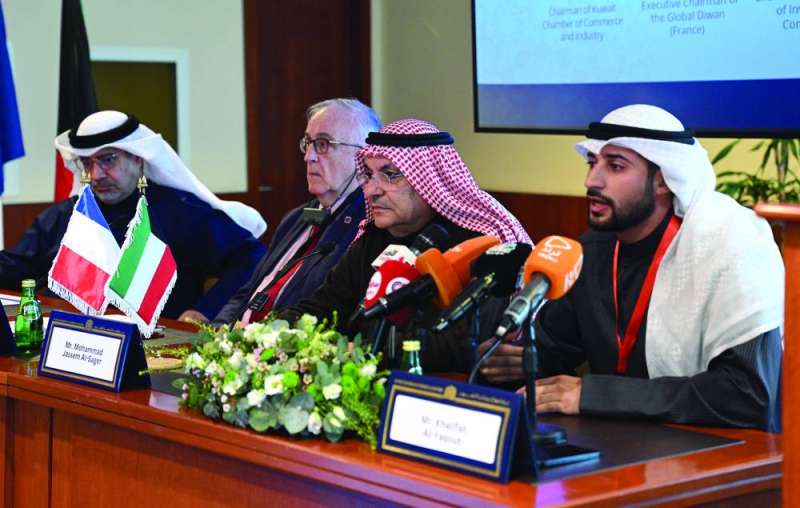 
الصقر يتوسط الياقوت وإيريل شيل وصالح السلمي	 (تصوير نايف العقلة)
