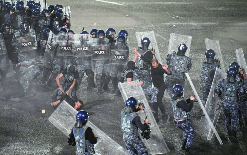 
مواجهة مشاغبين في منطقة مكشوفة