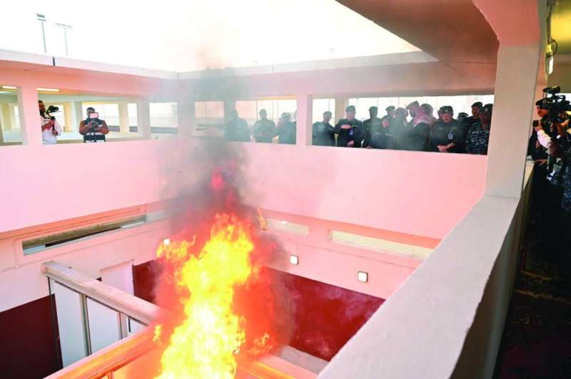 
 مواجهة حالة من الفوضى واندلاع نيران داخل سجن