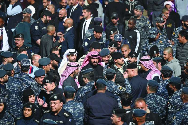 
طلال الخالد وسط رجال الداخلية