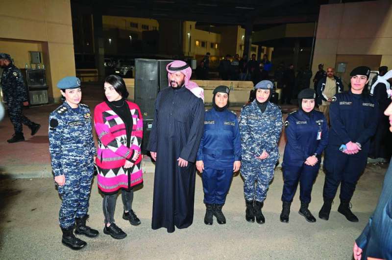 
النائب الأول مع عدد من القيادات النسائية