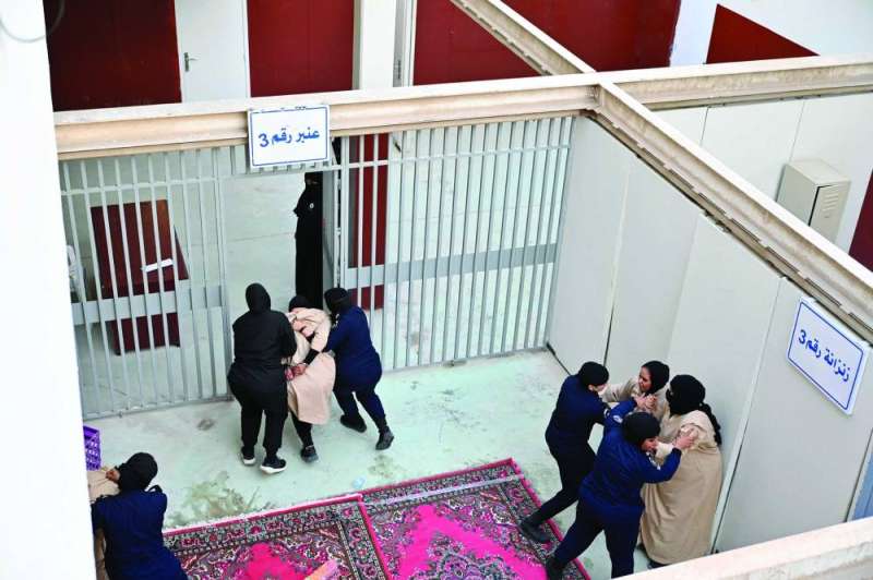 
 عناصر أمن نسائية تسيطر على تمرد في سجن النساء