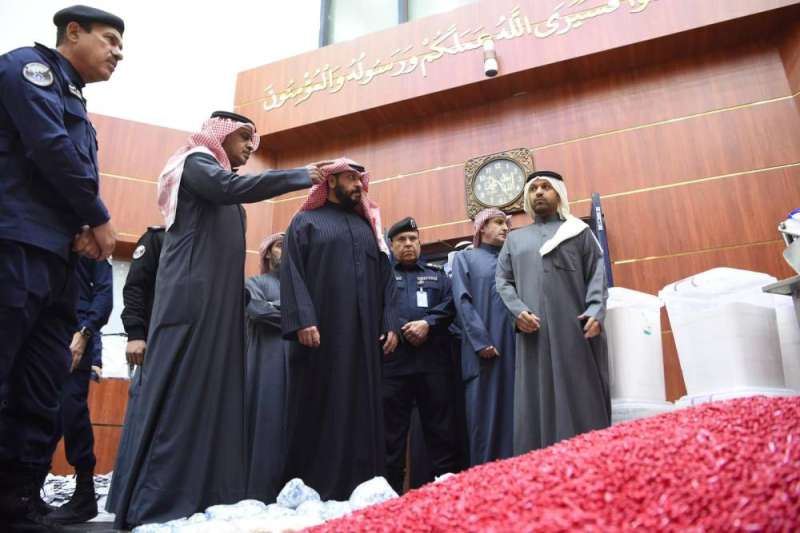 وزير الداخلية يشرف على فض أحراز الضبطية
