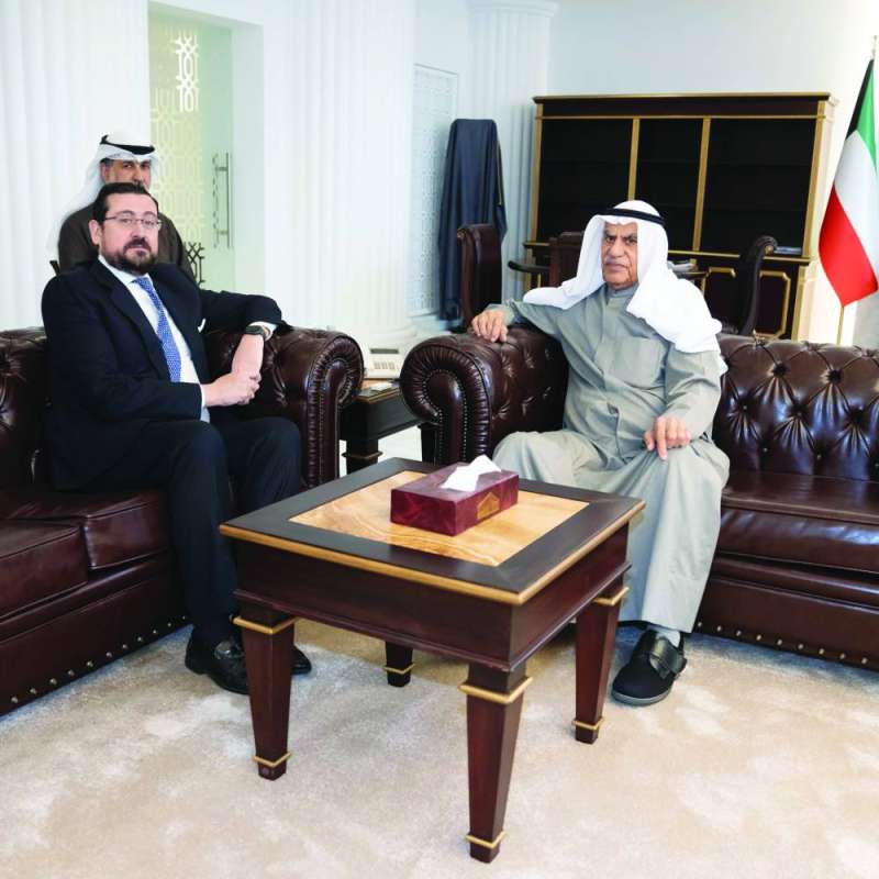 
السعدون مستقبلاً السفير الإسباني
