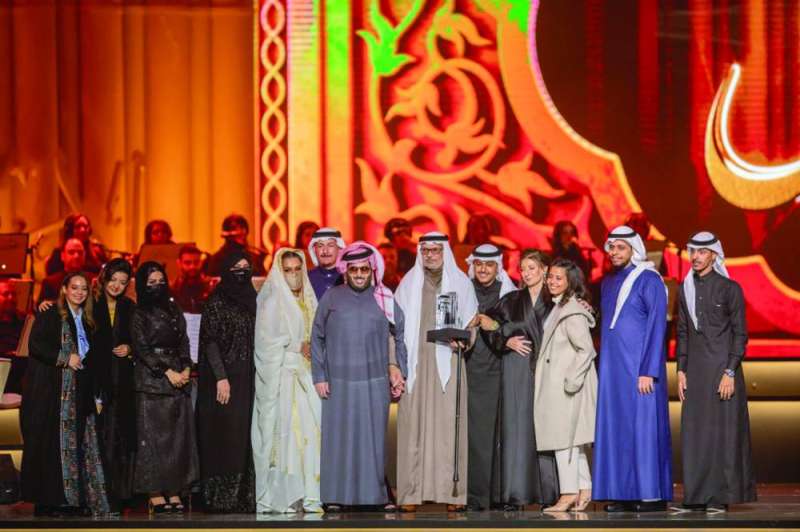 آل الشيخ مكرماً عائلة طلال مداح 