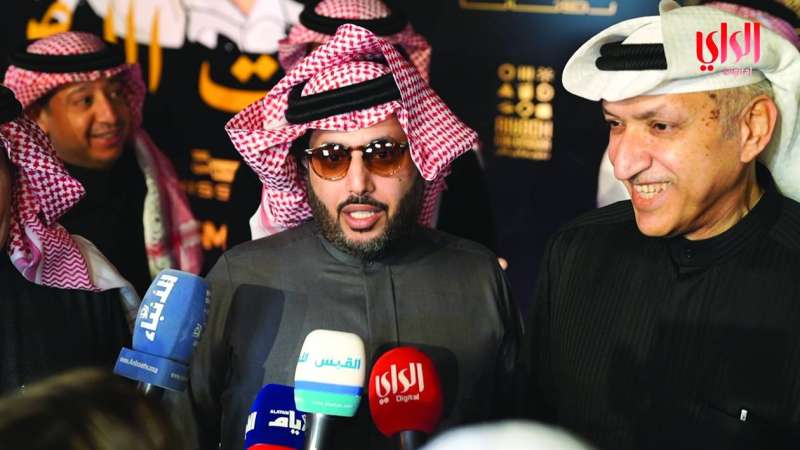 آل الشيخ متحدثاً لوسائل الإعلام الكويتية
