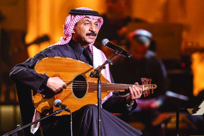 عبادي الجوهر يعزف على عود طلال مداح