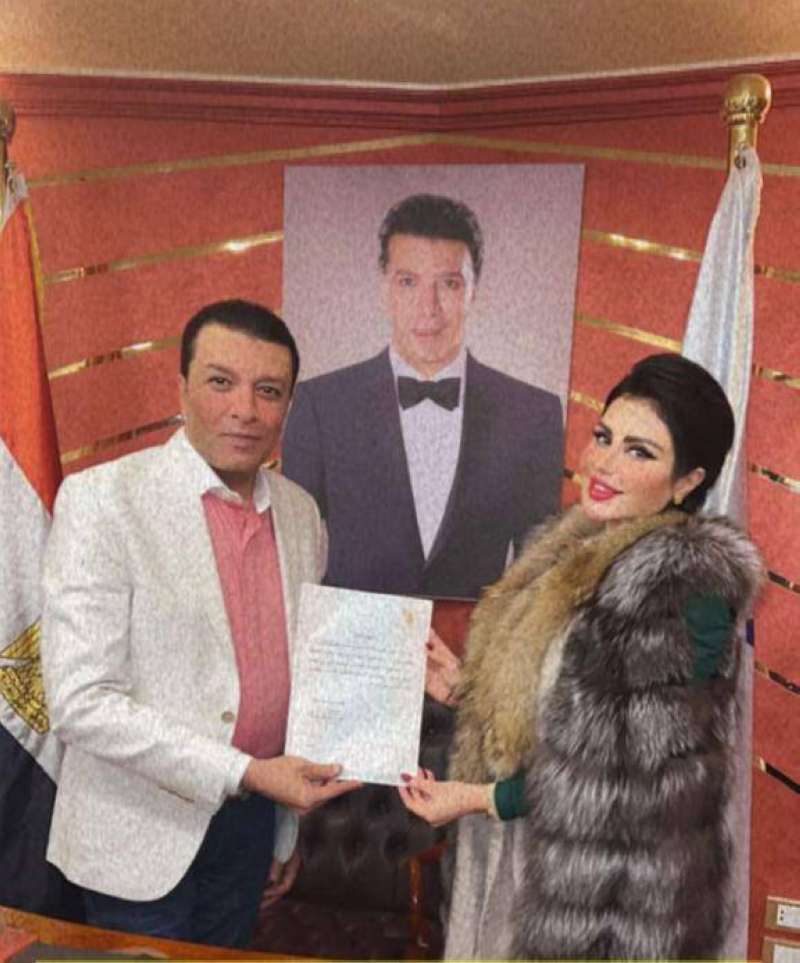 مصطفى كامل مكرماً حليمة بولند