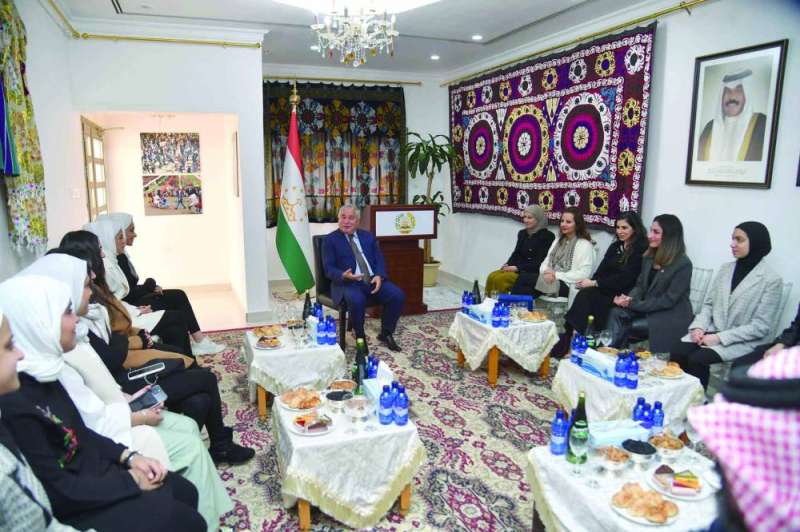 
السفير زبيدوف متحدثاً للطالبات في اللقاء
