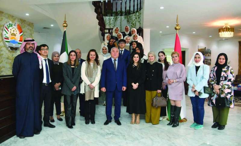 السفير يتوسط ممثلي صندوق التنمية والطالبات وأولياء أمورهن