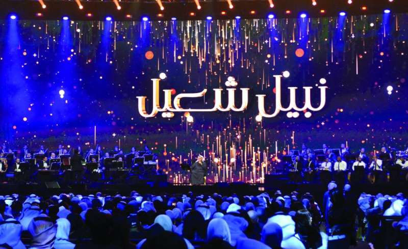 «بوشعيل» يشدو طرباً لجمهوره 	(تصوير سعود سالم) 