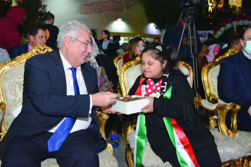 طفلة تُضيف السفير حلوى