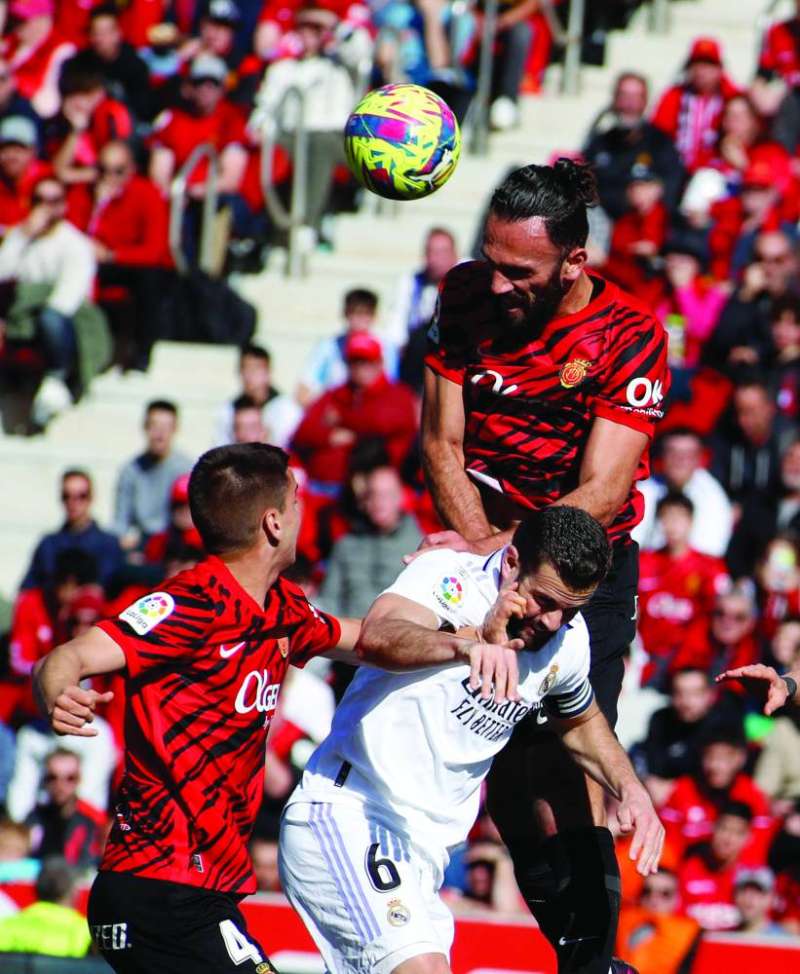 
فيدات موريكي مسدداً الكرة برأسه من فوق ناتشو	 (أف ب)
