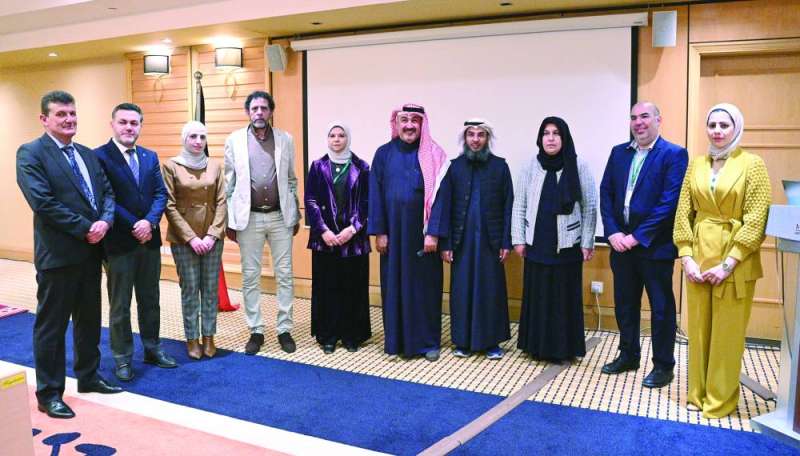 
المطيري والقبندي يتوسطان المحاضرين بالدورة 	(تصوير نايف العقلة)