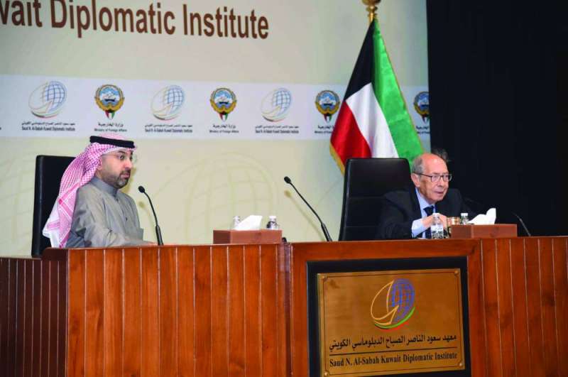 
سعد الفرارجي متحدثاً في المحاضرة
