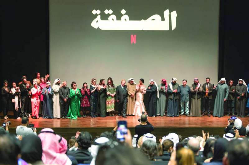 أبطال «الصفقة» في لقطة جماعية	 (تصوير أسعد عبدالله)