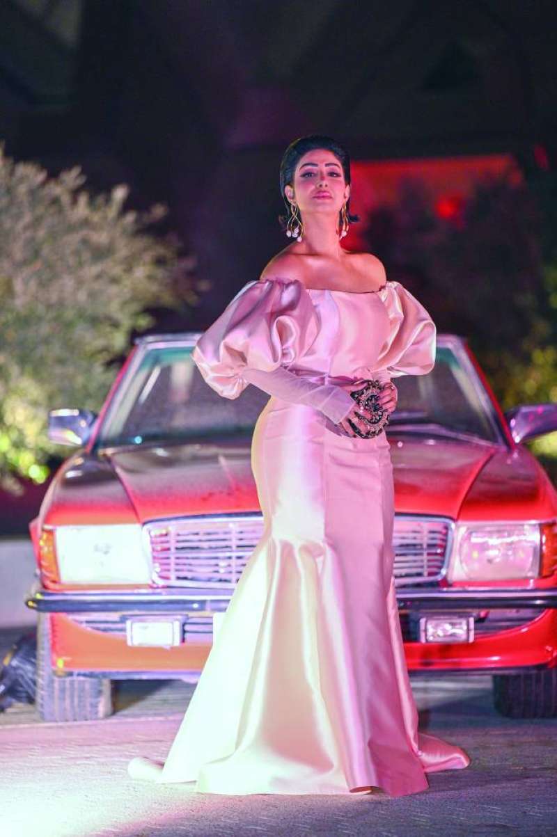 «منيرة» أمام سيارتها الفارهة 