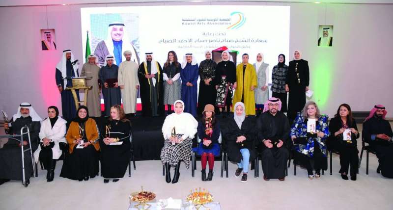 صباح الناصر وحرمه يتوسطان الفائزين وأعضاء الجمعية 