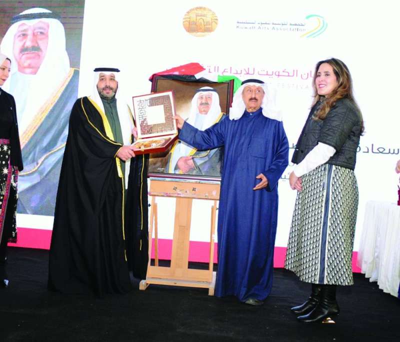 عبدالرسول سلمان يُهدي الناصر اللوحة التذكارية 