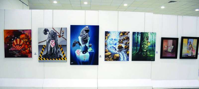 جانب من اللوحات المشاركة في المعرض 