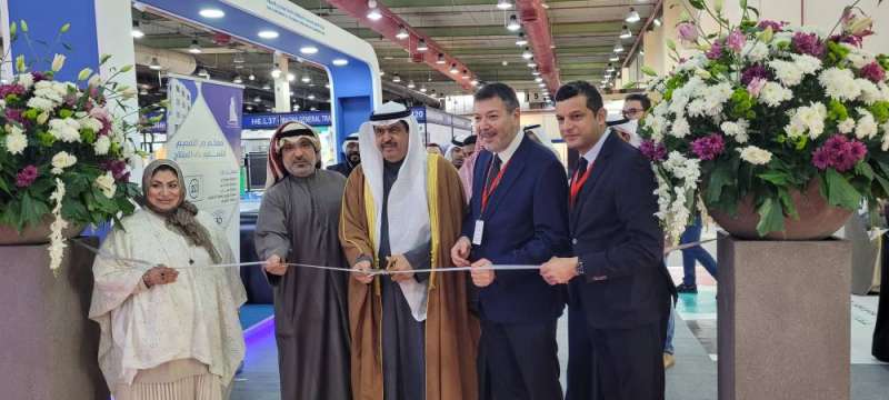 الأصفر يقصّ شريط الافتتاح (تصوير أسعد عبدالله)