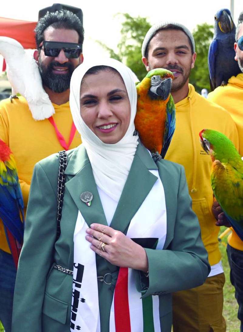 البغلي خلال جولتها على المعرض المرافق لحفل رفع العَلم