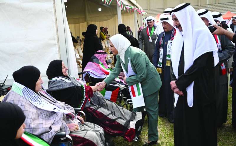 
الوزيرة تصافح إحدى المسنات