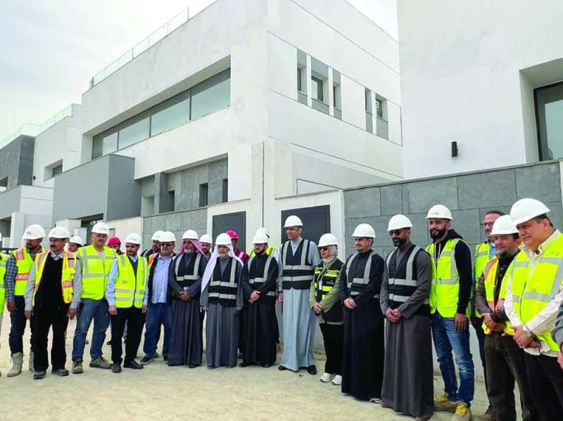 
وفد المؤسسة مع المهندسين والعاملين في المشروع
