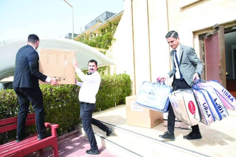 
موظفو السفارة ينقلون مساعدات عينية