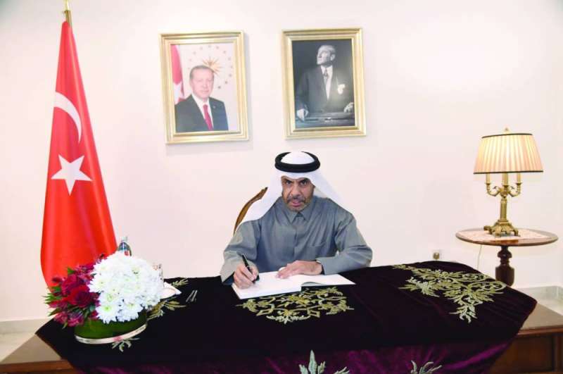 السفير القطري علي بن عبدالله آل محمود مدوناً كلمة تعازٍ