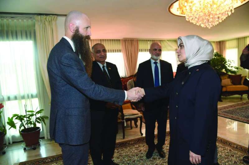 القائم بأعمال السفارة الأميركية يقدم التعازي