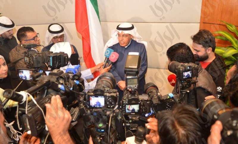 الوزير العدواني متحدثا إلى الصحافيين (تصوير: سعود سالم)