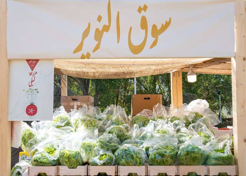 جانب من منتجات المزارعين الكويتيين في السوق في منطقة النزهة	