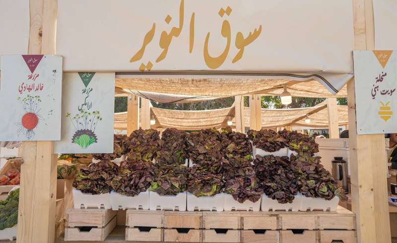 جانب من منتجات المزارعين الكويتيين في السوق في منطقة النزهة	